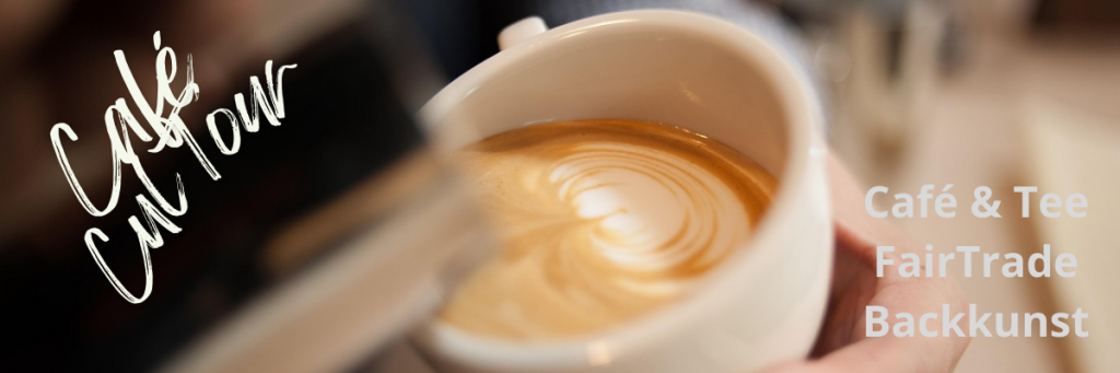 Barista bereitet Café Crema zu. Im Vordergrund der Schriftzug CaféCulTour und der Text Café & Tee. FairTrade. Backkunst