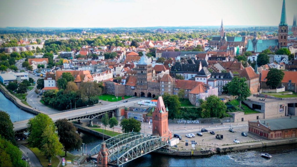 Luftaufnahme von Hubbrücke, Burgtor, Jacobikirchturm und Hafenschuppen in der Lübecker Altstadt