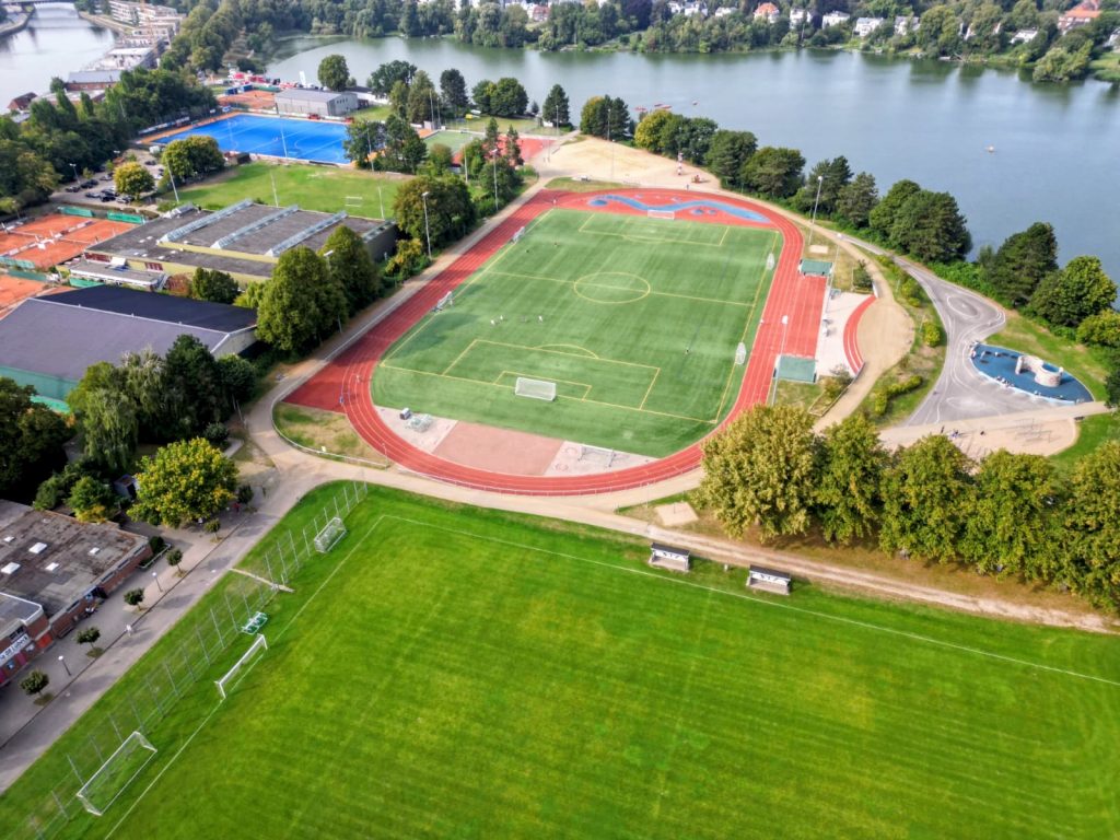 Luftbild zeigt Sport- und Freizeitzentrum Falkenwiese in Lübeck vollständig, auf dem Parkplatz im Sportzentrum aufgenommen