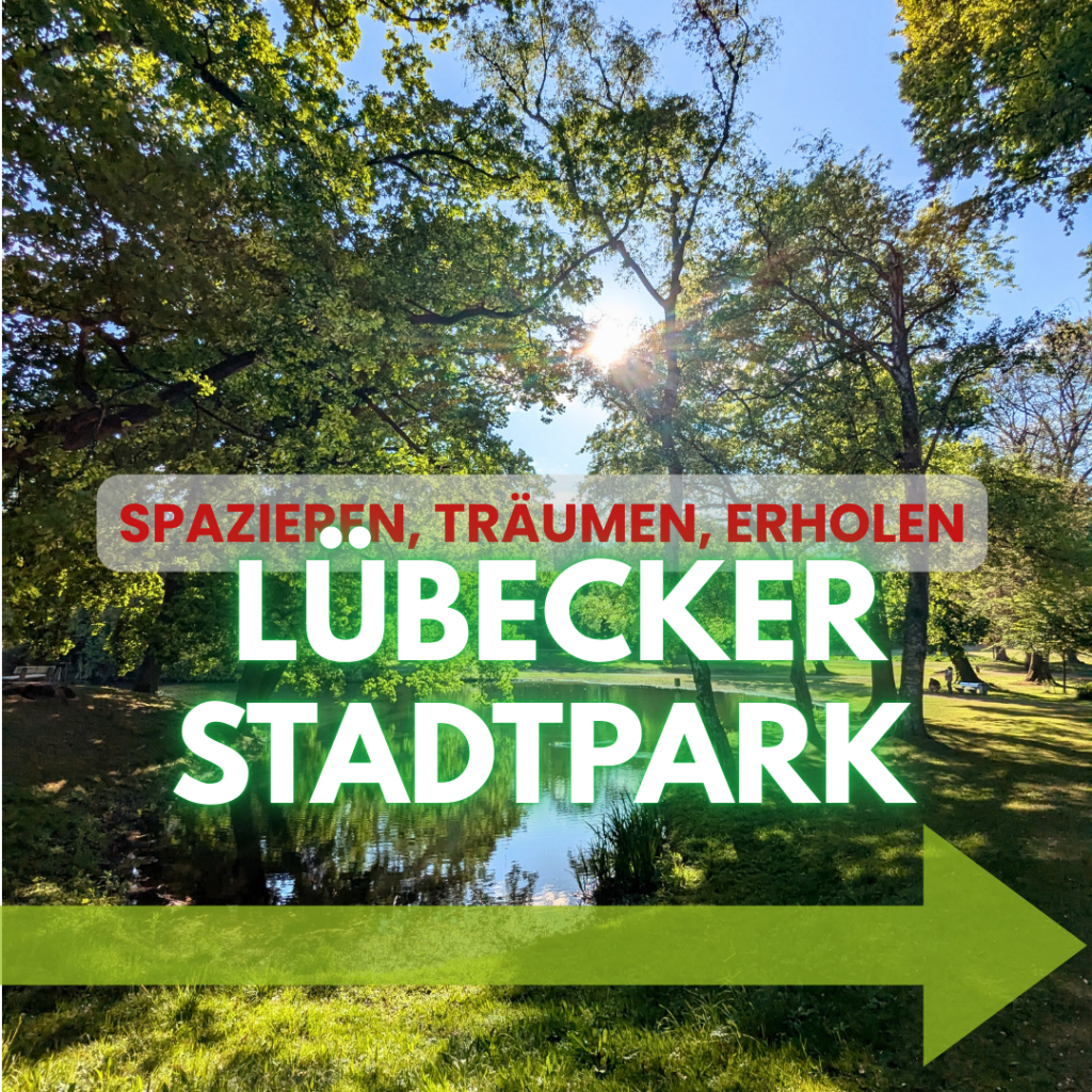 Wegweiser zur Website des Lübecker Stadtparks mit Foto von Bäumen, Teich, Wiesen und Sonne
