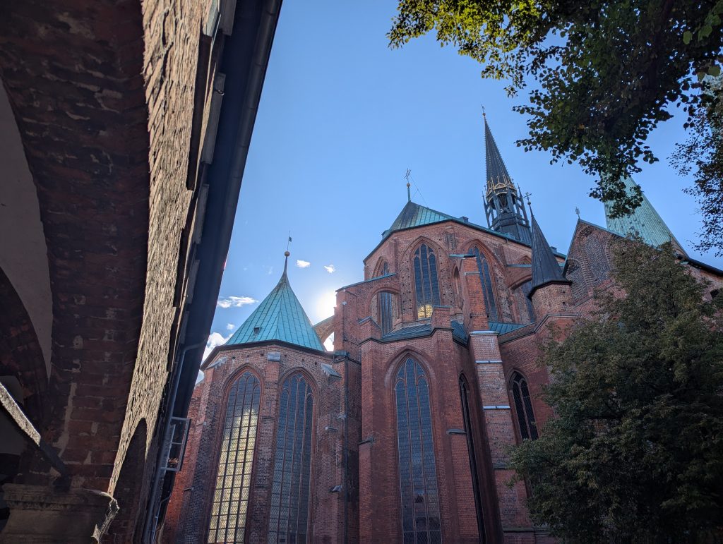Das beeindruckende Kirchenschiff der Lübecker Marienkirche im Bild