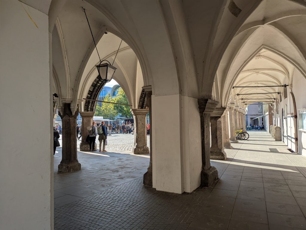 Bild zeigt Gewölbedurchgang unter dem Lübecker Rathaus zwischen Breiter Straße und Lübecker Kohlmarkt