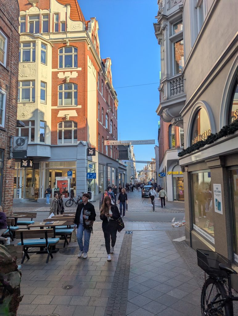 Bild zeigt Shopping- und Kulturmeile Hüxstraße in Lübeck