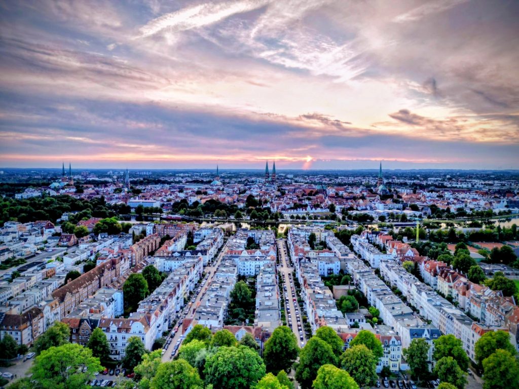 Luftaufnahme Sonnenuntergang hinter Hüxtertorviertel, Elbe-Lübeck-Kanal und Lübecker Altstadt