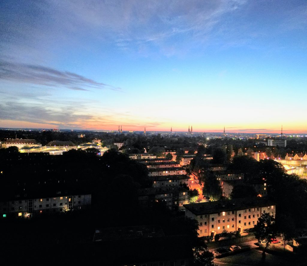 Luftbild Lübecker Stadtteil St. Gertrud bei Abenddämmerung, Sonnenuntergang hinter Lübecker Altstadt, in der Albert-Schweitzer-Straße aufgenommen.