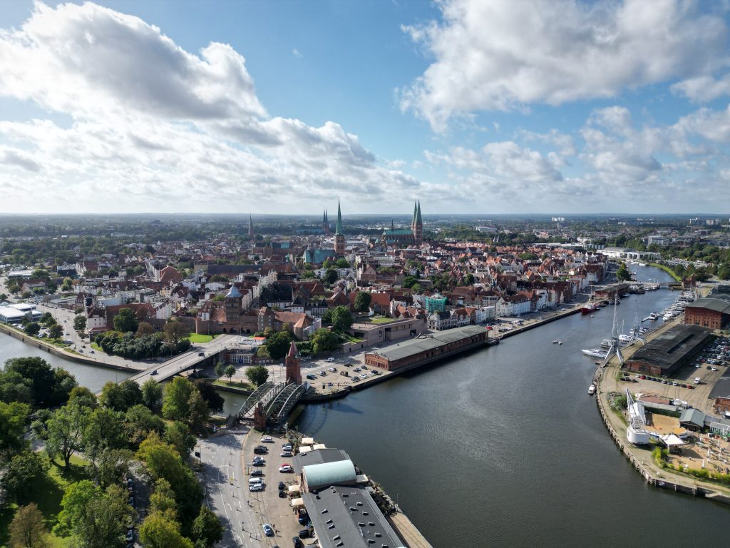 Luftbild der Lübecker Altstadt mit Obertrave, 7 Kirchtürme, Burgtor, Hubbrücke, Ausschnitte des historischen Hafens, Elbe-Lübeck-Kanal, in der Hafenstraße aufgenommen