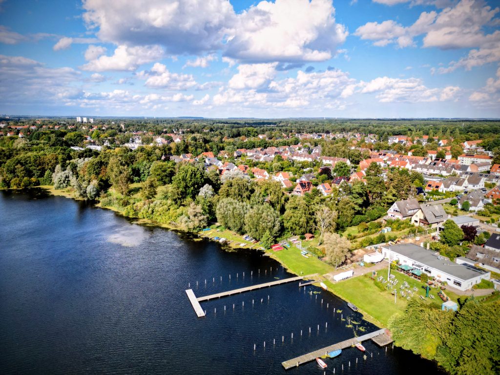 Luftaufnahme von Eichholz, Wolkenlos und Wakenitz, im Lübecker Stadtteil St. Gertrud