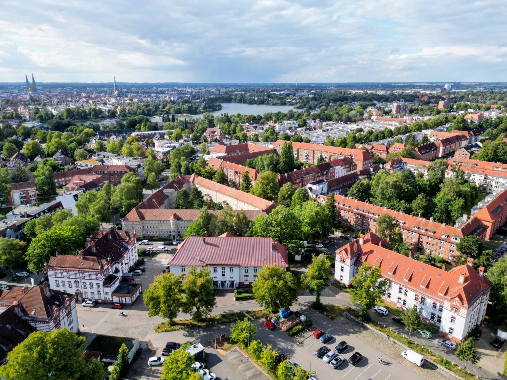 Luftaufnahme vom Stadtviertel Marli, im Hintergrund Wakenitz und Lübecker Altstadt