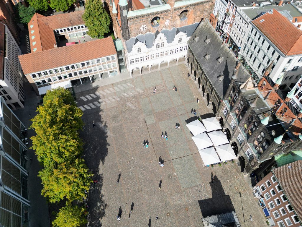 Rathausmarkt, Rathaus und Fußgängerzone von oben, in der Lübecker Altstadt