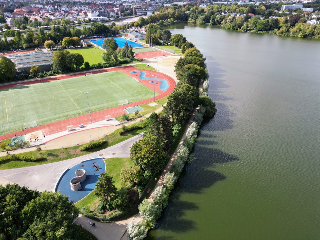 Luftbild Sportzentrum Falkenwiese, Boulderanlage, Parcouranlage, Kunstrasen, Beachvolleyballanlage, Basketballanlage, Tibune, Skate-Bahn, über der Wakenitz aufgenommen