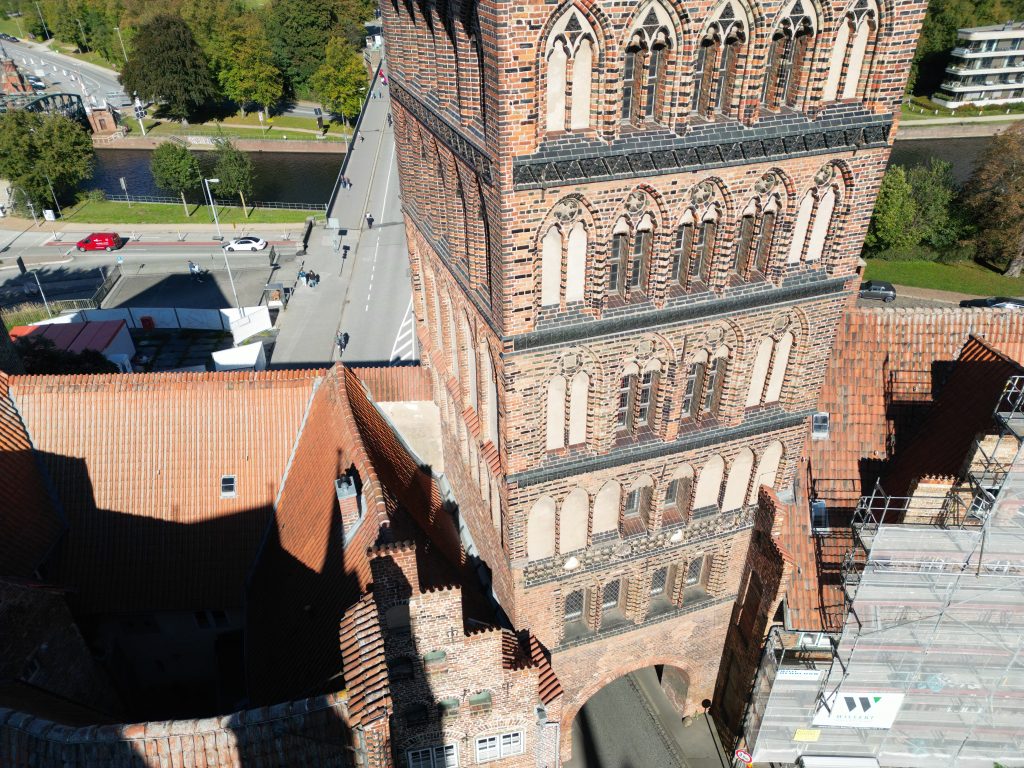 Luftbild zeigt Nahaufnahme des Wehrturms des Lübecker Burgtors