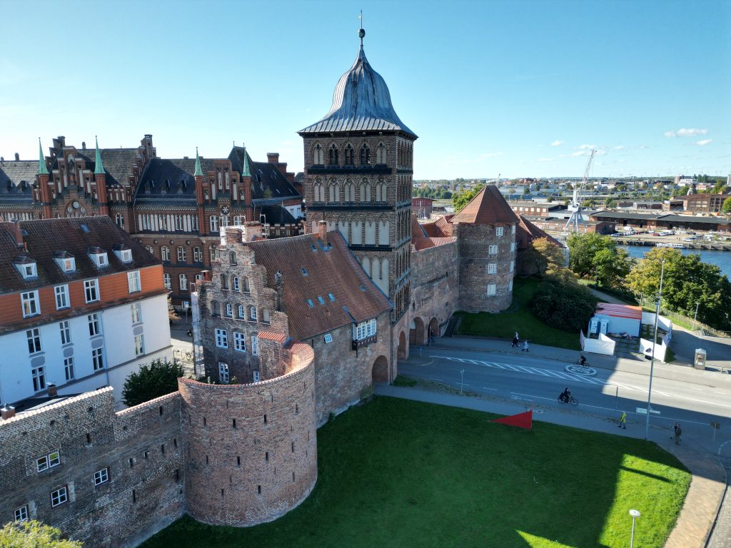 Luftaufnahme zeigt Lübecker Burgtor