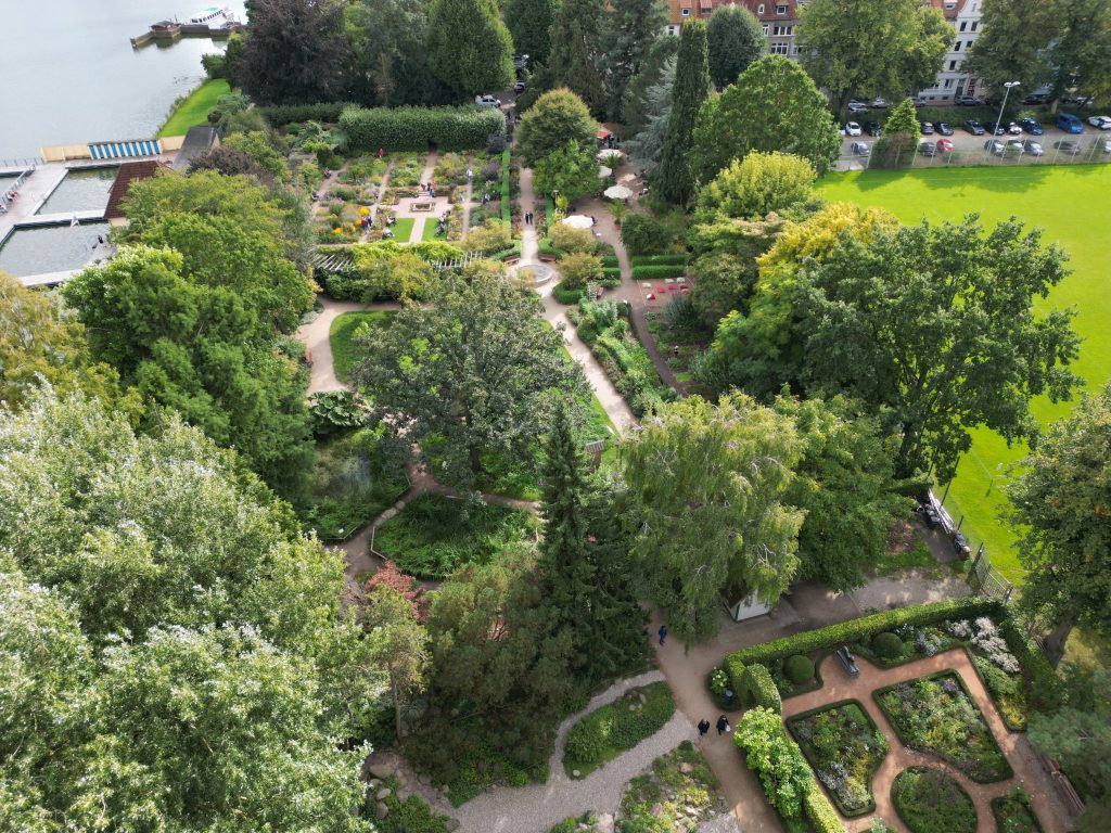 Luftbild Schulgarten Lübeck mit allen Bereichen, aufgenommen im Schulgarten