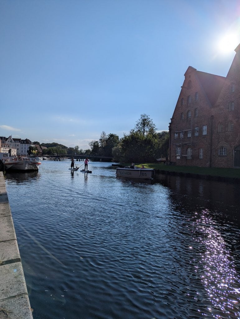 Die Altstadt vom Wasser aus erleben mit Elektroboot, SUP oder Hafenrundfahrt - Foto Obertrave Lübecker Altstadt