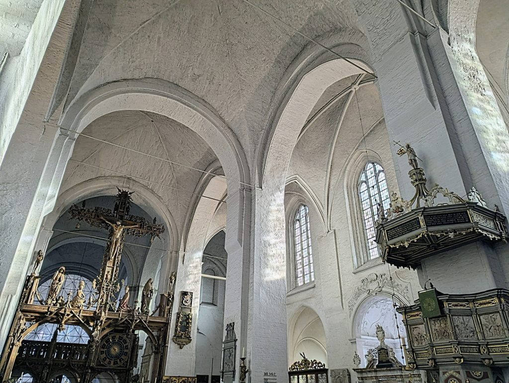 Große tragende Säulen und Bögen im Dom zu Lübeck