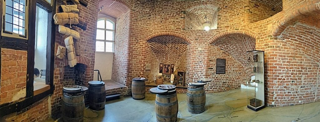 Alte Holzfässer aus der Hansezeit im Holstentor Museum