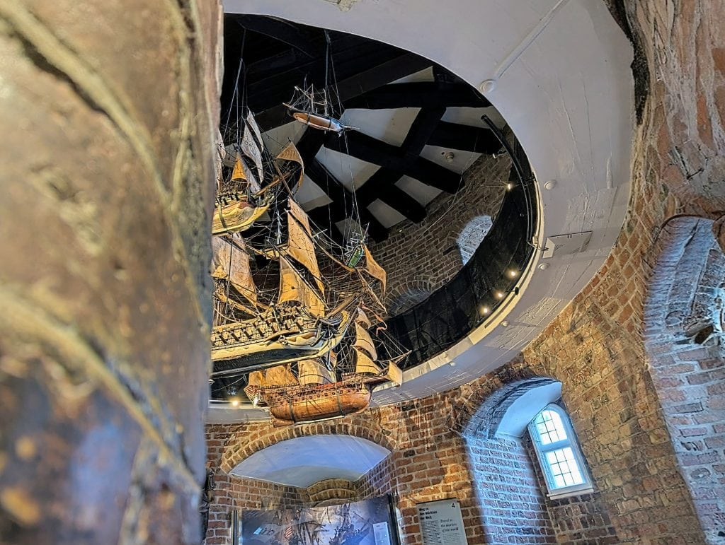 Fliegende Hanseschiffe im Holstormuseum