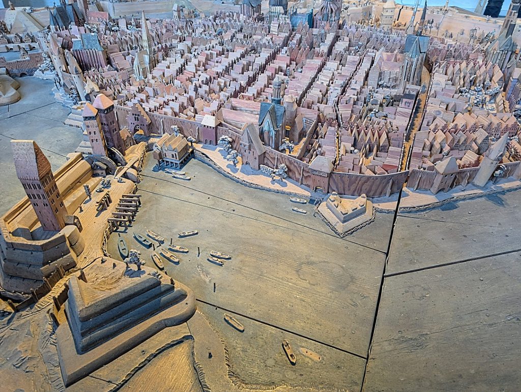 Das handgeschnitzte Holzmodell von Lübeck im Holstentor