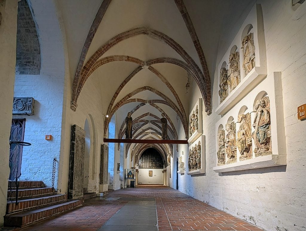 Malerische Gänge und Statuen im St. Annen Kloster