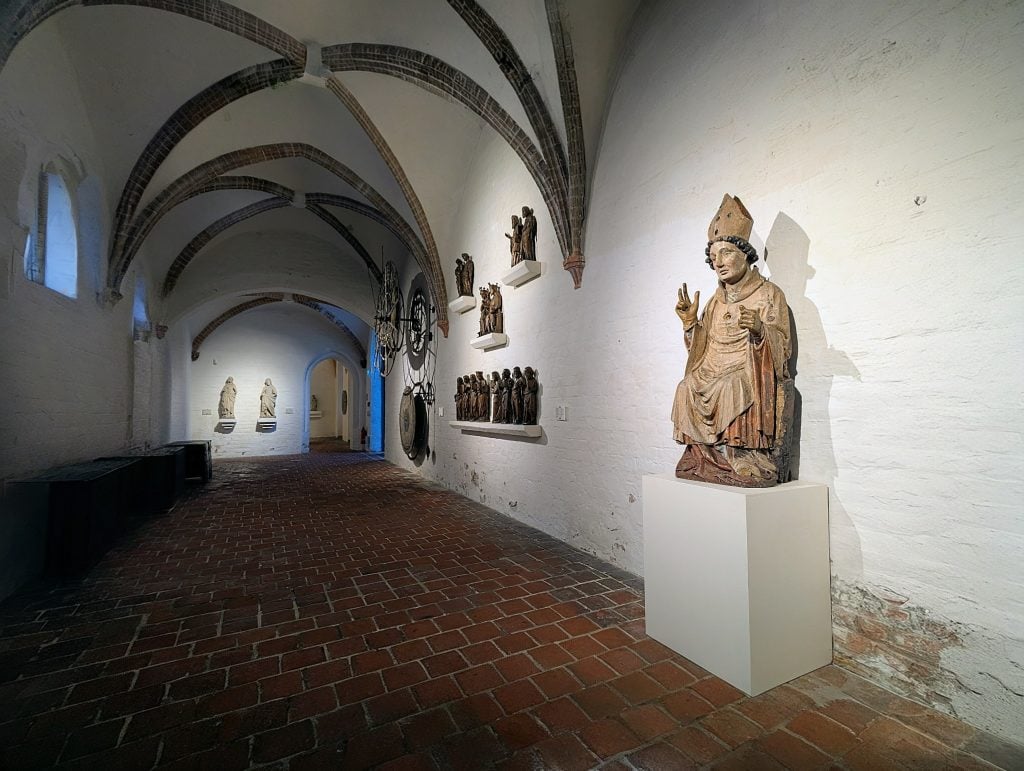 Klostergang mit Statue in St. Annen Museum in Lübeck