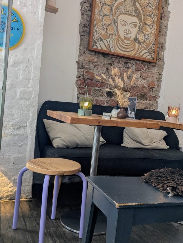 CaféBar in der Hüxstraße, Innenbereich, gemütliche Sitzplätze