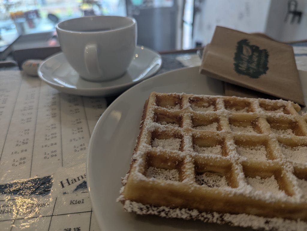 Leckere Waffel und Café Crema im Lübecker Waffelhaus, Fleischhauer Straße