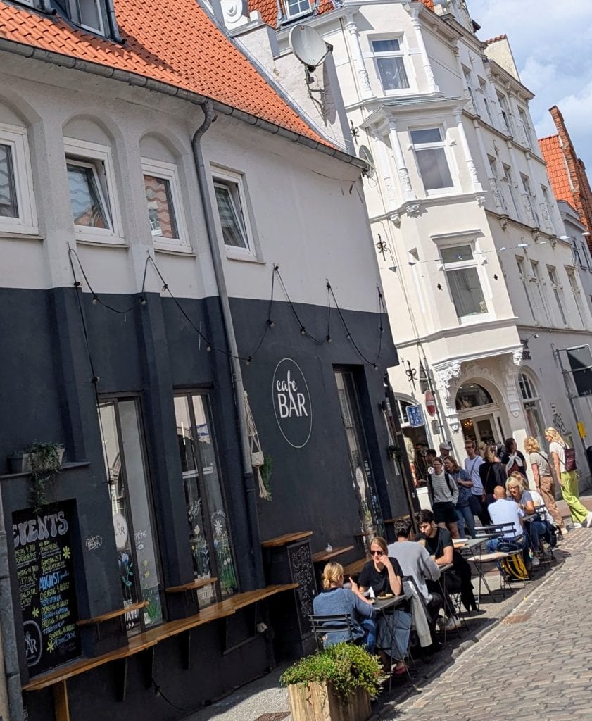 CaféBar Hüxstraße, Außenplätze wie in Paris, Straßecafé, Altstadtatmosphäre