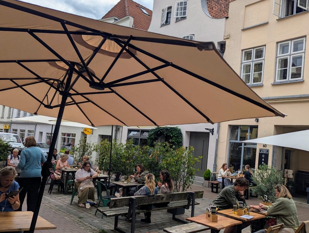 Außenplätze des Café Uter in der Fleischhauer Straße in Lübecl
