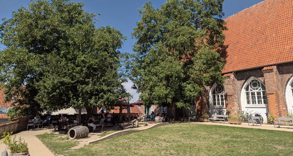 Innenhof des Café Fräulein Brömse im historischen Hof des Burgtorklosters