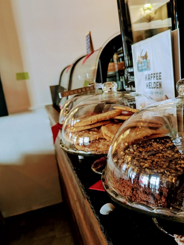 Kaffeehelden Innenbereich, Cookies und Brownies, Biokaffee