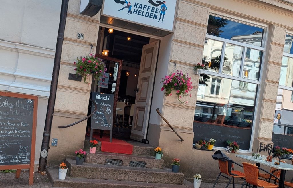 Kaffeehelden in der Mühlenstraße, Eingang des beliebten Cafés