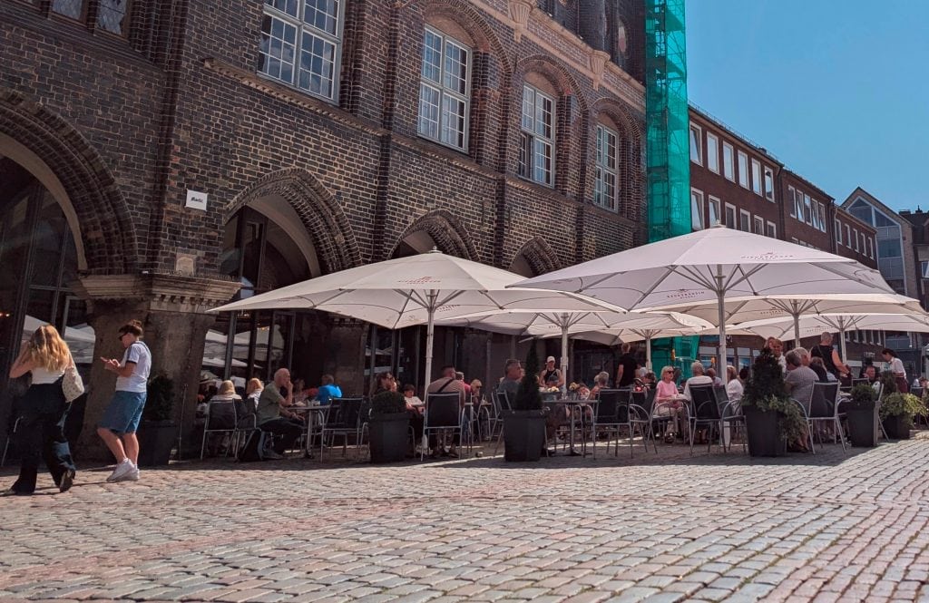 Arkadencafé von Niederegger direkt auf dem Kohlmarkt und unter dem Rathausdurchgang