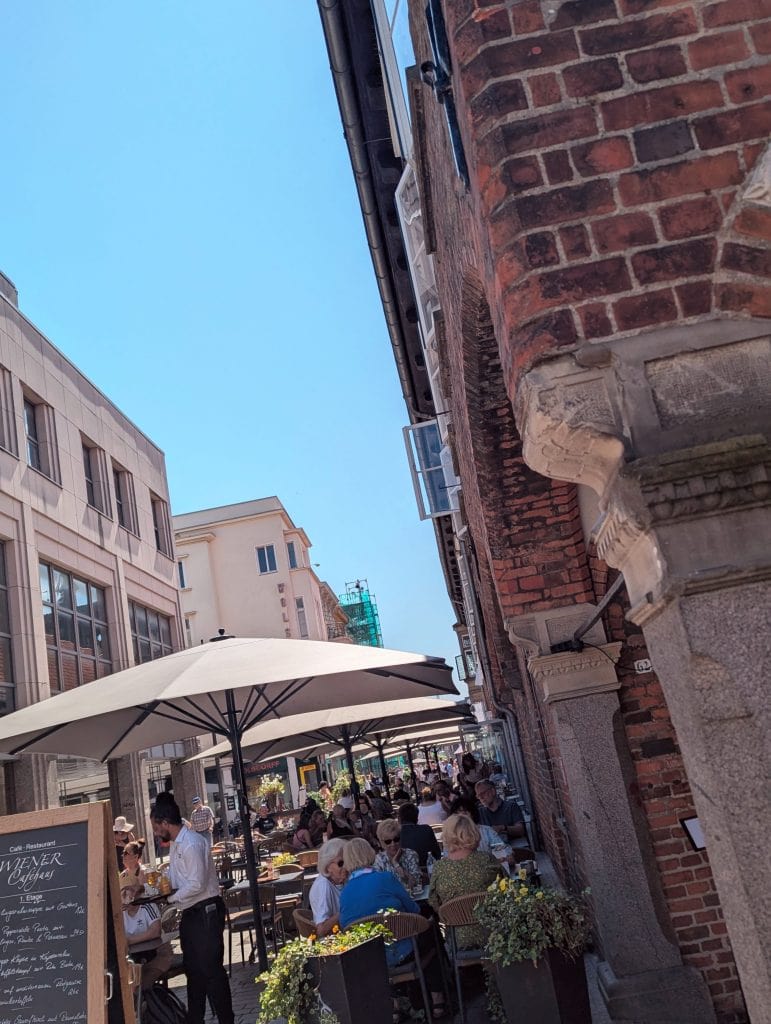 Wiener Caféhaus in der Breiten Straße, Außenplätze und historisches Rathaus