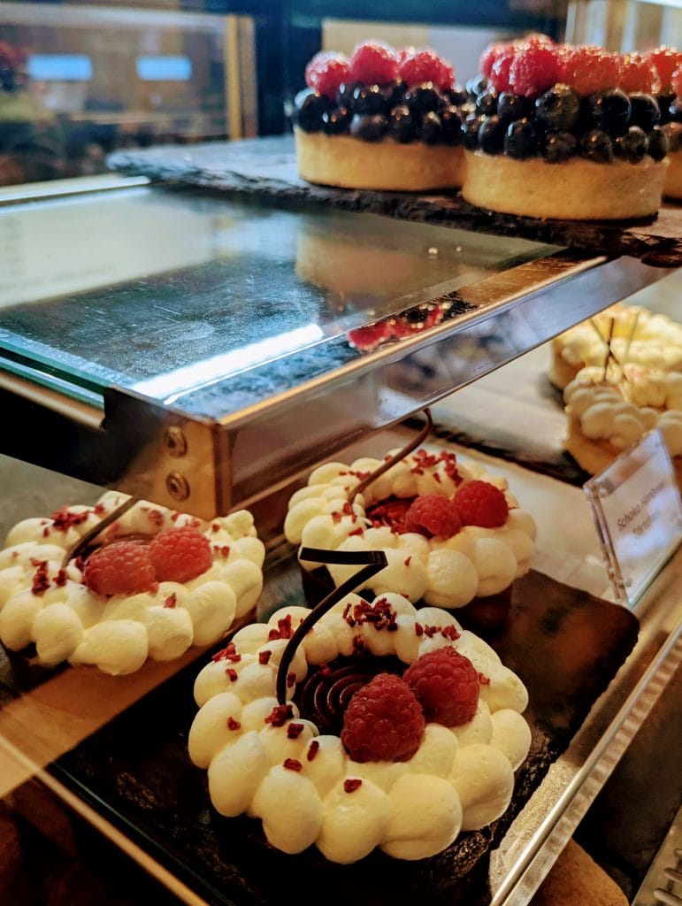 Handgemachte Tarteless im Café Freundlich in der Pfaffenstraße